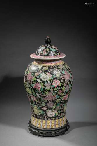 中国，民国时期(1912-1949)，背面有乾隆的款识。重要的黑家瓷器盖瓶。饰有盛开的花朵，底部和颈部有楣纹。高度：50厘米。在其木质底座上。破损后恢复。