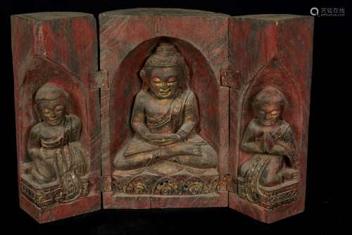 缅甸，20世纪初。有趣的是，在原木上雕刻的便携式坛子，两边各有1尊佛和2个供奉者。木质，有多色和镀金的痕迹，小镜面元素。高度：24.7厘米，直径：16厘米。