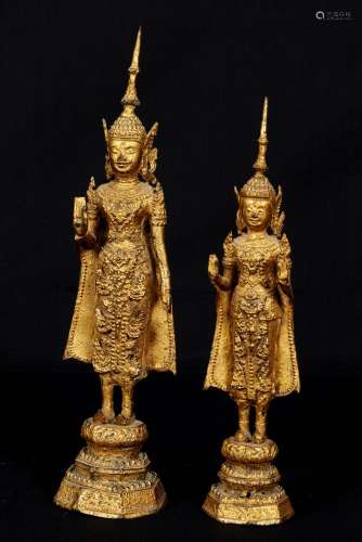 泰国，约1900年。两尊鎏金铜制立佛。高度：38.5厘米和33厘米。罕见的事故和镀金磨损。