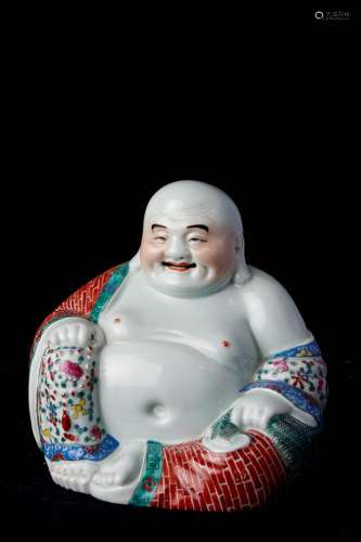中国，20世纪。瓷胎白釉多彩繁华坐佛。高：26厘米，宽：27厘米，背面有印记。