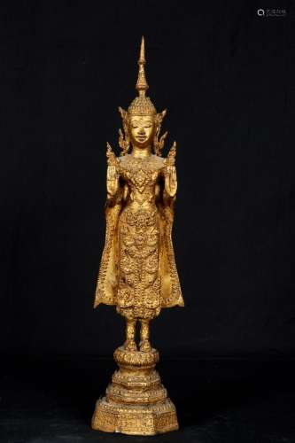 泰国，Ratanakosin风格，19世纪末。佛陀站在阶梯式的基座上，双手作无畏状。鎏金青铜。高度：48.5厘米。