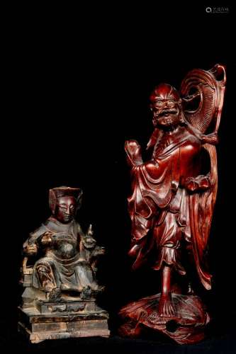 中国，20世纪。两件木质题材：一是描绘寿老手持寿桃行进中的情景（高：30.5厘米），二是描绘一位达官贵人坐在宝座上的情景（高：17厘米）。