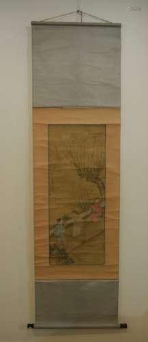 中国，清末。署名翁晓海，盖章。画的是三个人物在栏杆旁交谈的情景。丝绸上的多色颜料。尺寸：87×35厘米。安装在卷轴上。褶皱和磨损。