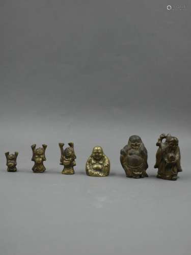 中国描绘弥勒佛的鸦片砝码三件，青铜。高。2.5 / 3.2 / 3.7厘米。另外还有两幅代表弥勒佛的题材，以及第三幅描绘释老的题材。顶部：3 / 4.5 / 5厘米