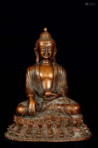 西藏或中国，20世纪。佛像坐于陶器插口位置，手持花瓶。青铜色的铜锈。高度：16厘米。