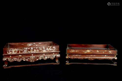 中国/印度支那，19和20世纪。两张木制学者桌，装饰着珍珠母。尺寸：高：12厘米，长：最老的33厘米（有些罕见的珍珠母和小缺）。高度：10厘米，长度：最新的31厘米。