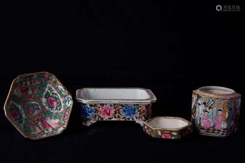 中国，20世纪。四件套瓷器包括：一个碗（高：9，宽：20厘米），一个盖罐（高：16厘米，宽：14厘米），一个花盆（高：9，长：25厘米）。瓷器珐琅多色，镀金。  附上一个碗（高度：4.2厘米）。