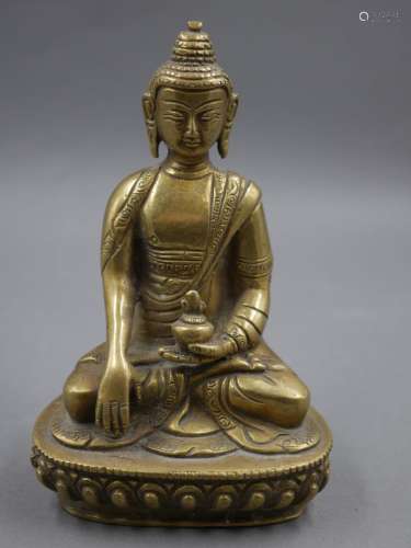 现代藏族汉藏语。佛陀以夺地者的姿势坐在莲花宝座上，左手持瓶。金青铜。高度：14.5厘米。
