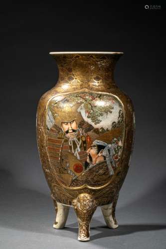 日本，明治时期（1868-1912）。萨摩陶鼎瓶，主要装饰为武士。山水画中的鸟儿装饰了侧面的部分。龙围绕着武士勋章。高度：36厘米。破损的胶水 。