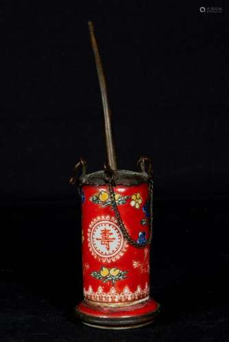 中国，民国时期（1912-1949）。红底釉瓷管，反面有款，高：9厘米