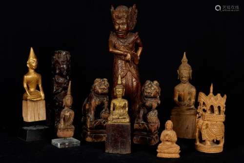 各种亚洲。一批十件木雕，包括佛、佛狮、护法、大象等，高8至32厘米。