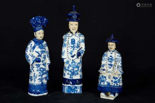 现代中国。一套三尊宫廷要人和夫人的白釉瓷像。高度：26厘米、32.5厘米和37厘米。