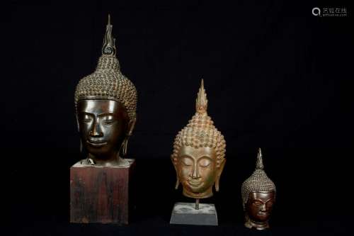 泰国，20世纪。三尊铜佛头，不同的铜质。高度：16、25、32厘米。