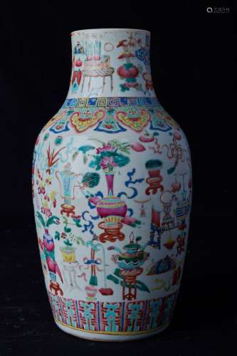 中国，20世纪初。滚花瓶带地领。装饰有佛教符号和文房用品：花瓶、犀牛角、寿桃、莲花等.聚彩珐琅瓷。高度：40厘米。