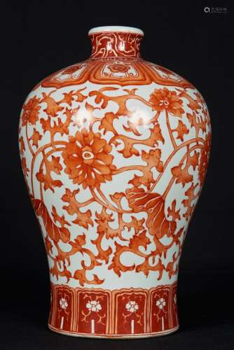 中国，20岁，反面得分。白地红釉瓷瓶，荷花花叶装饰。高度：32厘米。