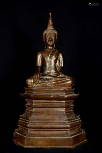 老挝，19世纪。佛陀坐在高高的阶梯基座上的维拉萨那，右手做取证土的手势，左手做陀罗尼泥洹。青铜，有棕色铜锈和镀金斑点。高。：80.5厘米
