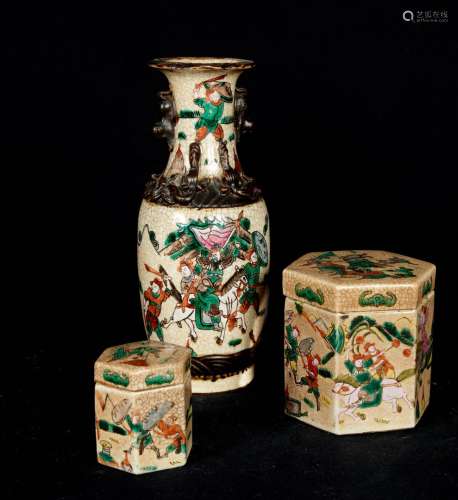 中国，南京，20世纪初。带战斗场景装饰的巴拉斯特花瓶 - 高度：25厘米 - 两个带盖的六边形花盆，装饰有战斗场景（高度：7厘米和11厘米）。
