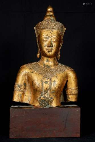 泰国，20世纪。鎏金铜佛像，木质底座。高度：37.5厘米，带底座的高度：49厘米，底座长度：25厘米。