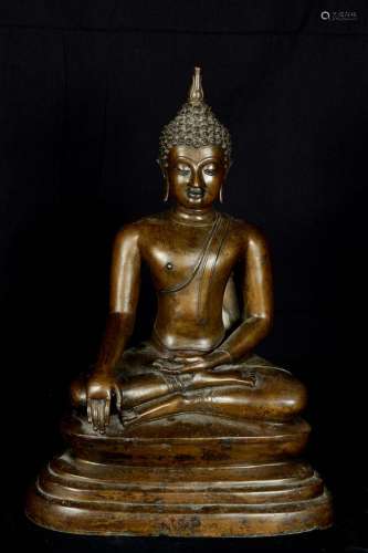 20世纪的泰国，素可泰的味道。佛坐于地接之位，有证。青铜。高度：54厘米。