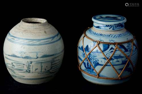 中国，19世纪。两件卵形壶，一件为石质陶器，局部施乳白色和蓝灰色釉，有抽象山水装饰。高度：17.5厘米。背面有标记。另一个覆盖着湖面山水装饰，四周用柳条装饰。高度：18厘米。
