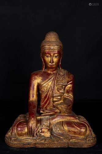 缅甸，19世纪末20世纪初。佛坐于地接之位，有证。漆和镀金的木头装饰着玻璃制品。高度：49厘米。