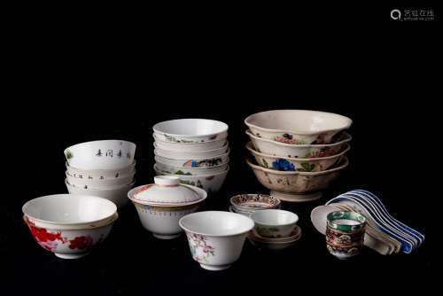 中国，20世纪。瓷器套装，有16个碗、一个盖茶杯、5个小酒碗、一个碟子、一个杯子和10个勺子。