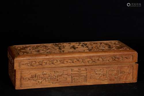 柬埔寨，20世纪。盒子的盖子中央部分雕刻着罗摩衍那的场景，然后木头是镂空的，雕刻着神话中的动物、花朵等......在正面的下部，有跳舞的阿普萨拉斯的楣。木头。长度：55厘米。状况良好。