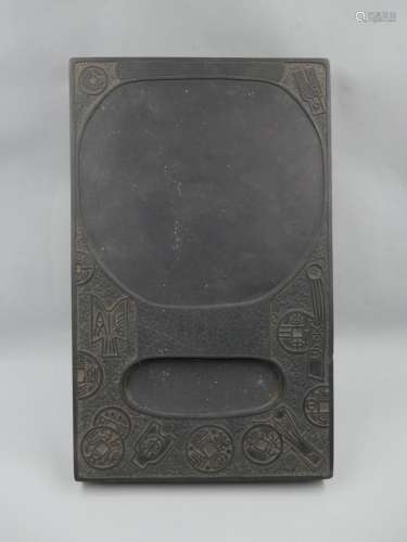 中国，20世纪。砚台在其木盒中。扇子、扇子等的装饰......。石头的尺寸：35 X 22厘米/36 X 23厘米，箱子里有一根杆子。