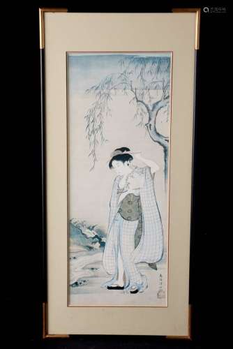 日本，20世纪初。清永鸟居的版画，描绘的是一位女子在河岸上拿着扇子，调整头发上的簪子。有框架的。(尺寸待定)