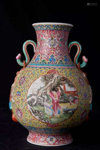 中国，民国时期（1912-1949）。瓷器花瓶上装饰有花卉图案和佛教符号的圆形冥币场景。背面有乾隆的印记。(尺寸待定)