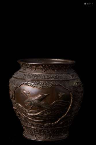 日本，20世纪。青铜花瓶，有宫欧的签名，装饰有鸟和武士的勋章。(尺寸待定)