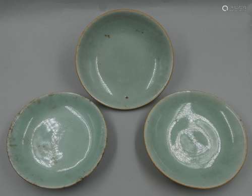 中国，18世纪。三件青花瓷釉瓷盘。背面有印记。直径：14.5厘米。齿轮。