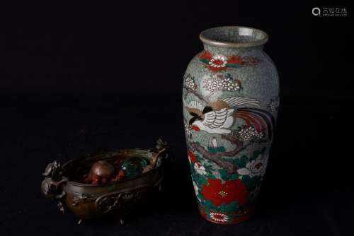 日本，20世纪。套装包括一个以裂纹为背景的珐琅瓷花瓶和一个青铜香水炉，手柄为攀爬的嵌合体形状。(尺寸待定)