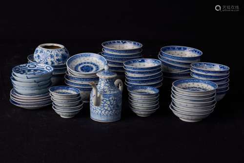 中国 20世纪 - 青花瓷杯、茶壶盘及杂项套装 - 意外和短缺