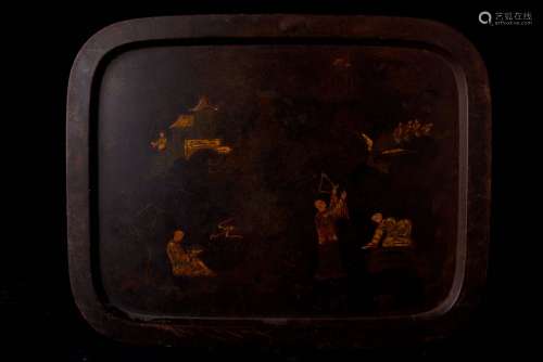 中国，20世纪。金属托盘上装饰着涉及神秘动物的场景。磨损。(尺寸待定)