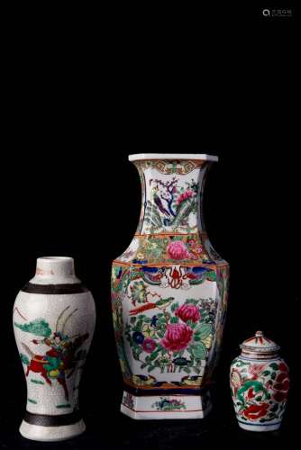 中国，20世纪。两个花瓶和一个有盖瓷罐。(尺寸待定)