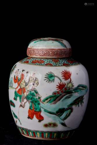 中国，20世纪。封面多色釉瓷壶，表现儿童游戏。(尺寸待定)