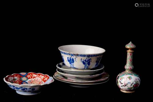 中国，20世纪。瓷器套装包括4个碟子、1个碗、1个杯子和1个有盖花瓶。事故；