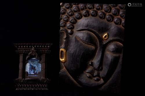 东南亚，20世纪。两款唤起佛教的旅游纪念品，深色木质，镀金，照片。(尺寸待定)