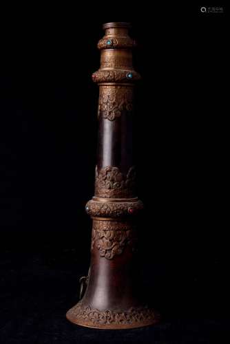 西藏，20世纪初。秦国翻板，刻铜装饰。包括小型半宝石。(尺寸待定)