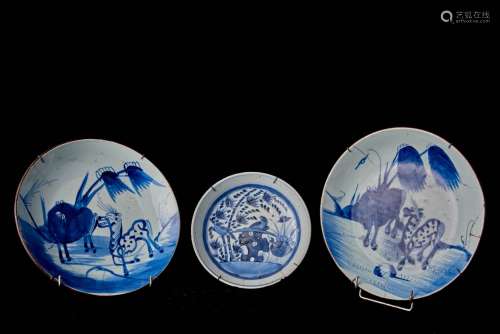 东南亚，20世纪。三件蓝白釉瓷盘。事故；(尺寸待定)