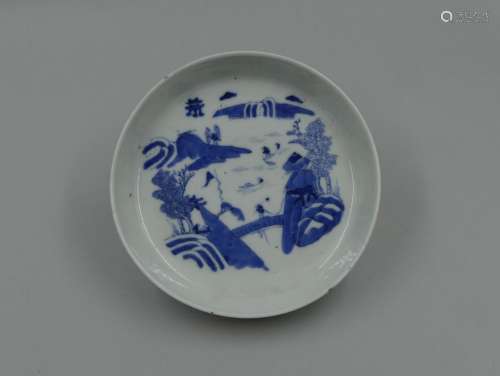 中国，19世纪。三盘，其中一盘是空心的。汉字、生活场景和山水、诗词等装饰....。反面有印记。白釉蓝瓷。直径：16.5厘米，空心的14.5厘米。粒。