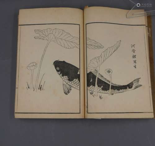 日本，19世纪。拍品包括六本装订成册的纸本印刷品，其中包括两本北斋（1760-1849）的漫画。其他的书，都是对中国画的致敬，分别是：--明清中国画指南、--中国古代典范重录、--日本吴汉名画元素小册子、--明清绘画史概要。尺寸：19.7厘米X12.1厘米至27X18厘米。磨损、污渍和缝隙。原样。还附上了一张表现运动练习时动作的素描表，北草?直径：17 X 12厘米，纸张28 X 22厘米。褶皱。