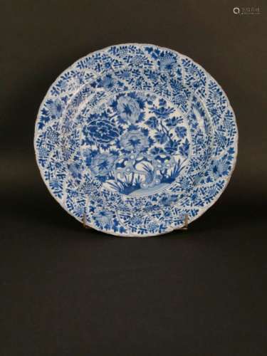 中国：康熙（1662-1722）。蓝白釉大瓷盘。直径37厘米。齿轮