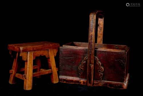 中国，20世纪。漆木篮子。高。40厘米，宽度：22厘米。盖子不见了。附上一个微型木凳，高度。高：22厘米，长：25.5厘米。