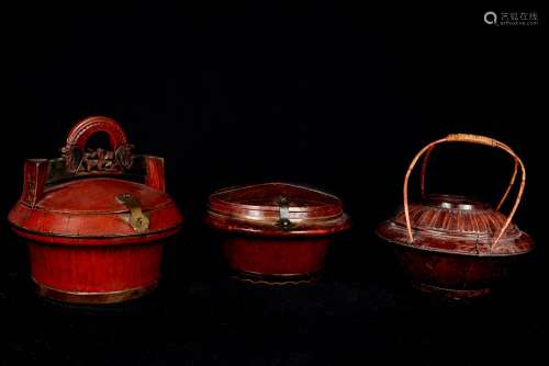 中国，20世纪。三只食盒，一只雕把，另一只篮把，凹槽盖。红漆木。直径：28、32和30厘米。缝隙。