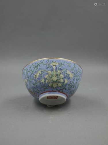 中国，20世纪。幸福主题的珐琅彩小瓷碗：蝙蝠、寿字、花叶背景。背面有标记。顶部：高度：5.5厘米，直径：11.5厘米。在珐琅和镀金方面有所欠缺。