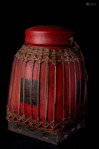 东南亚，20世纪。漆木和藤制的储米盒。(尺寸待定)