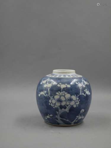 中国，19世纪。蓝底樱花小卵形花瓶，饰以樱花。白釉蓝瓷。  反面的双圈。顶部：：10.5厘米脚下有小缺口。