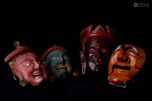 各种亚洲，20世纪。一套四张木质面具，其中一些是彩绘的。(尺寸待定)